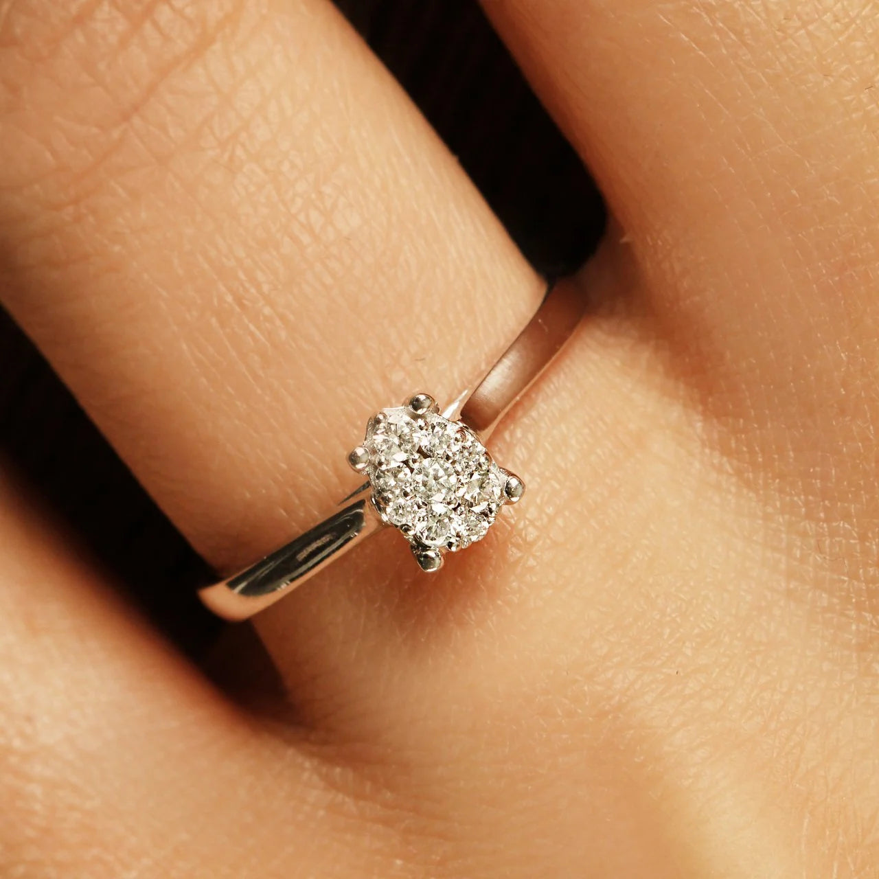 Диамантен годежен пръстен от бяло злато